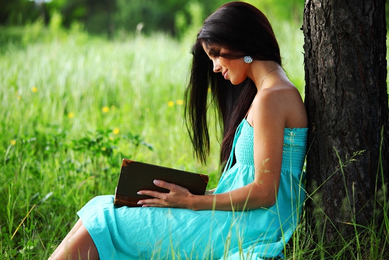 girl-read-book-in-nature_1
